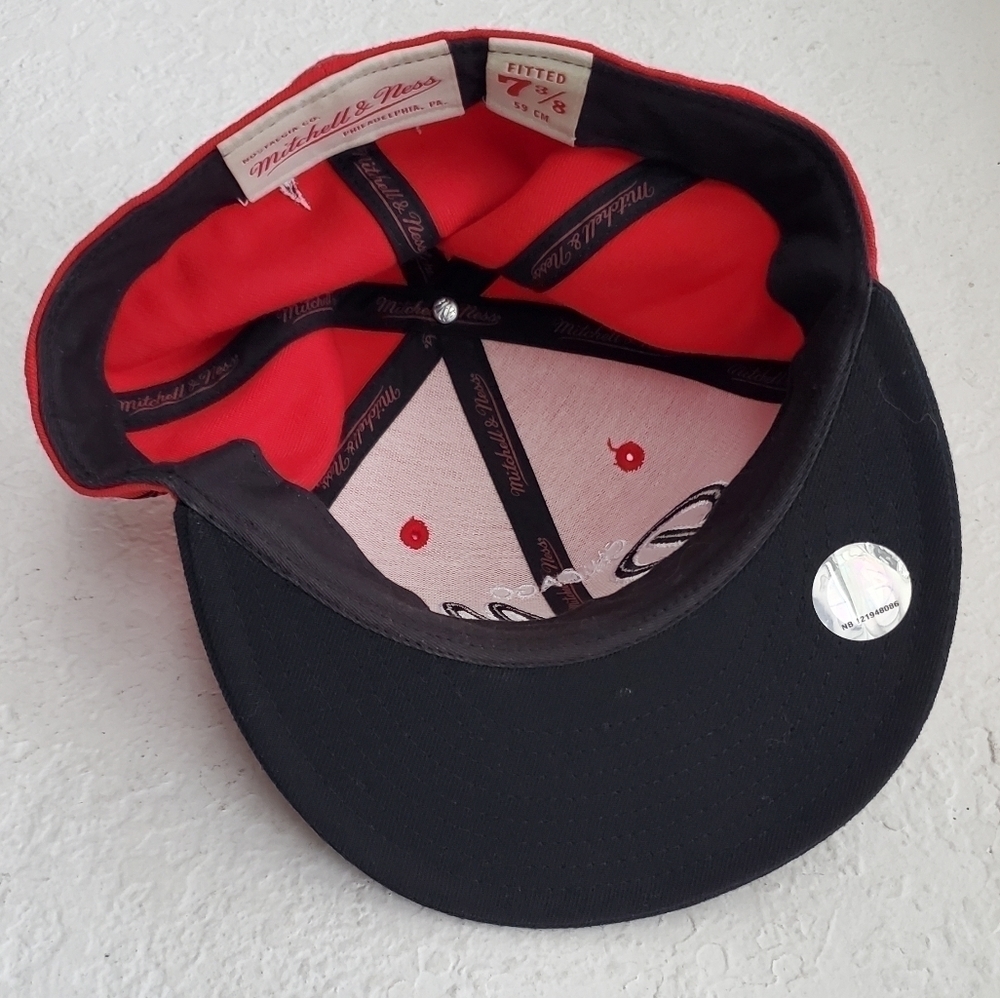Chicago Bulls Red and Black Snapback Hat - Picture 8 of 10